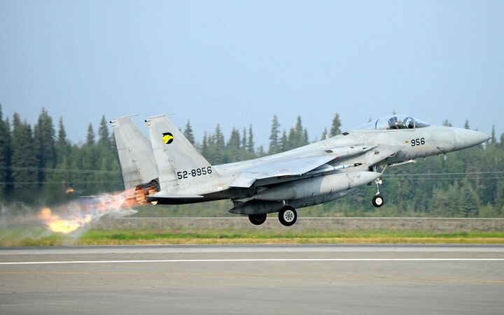 楽天市場 絵画風 壁紙ポスター はがせるシール式 航空自衛隊 戦闘機 F 15j イーグル Jasdf 空自 自衛隊 Jsdf ミリタリー キャラクロ Jasd 004w2 ワイド版 603mm 376mm 建築用壁紙 耐候性塗料 インテリア レアルインターショップ