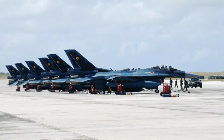 楽天市場 絵画風 壁紙ポスター はがせるシール式 航空自衛隊 F 2 支援戦闘機 F 2a アンダーセン基地 平成の零戦 バイパーゼロ Jasdf ミリタリー キャラクロ Jasd 016w1 ワイド版 921mm 576mm 建築用壁紙 耐候性塗料 インテリア レアルインターショップ