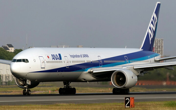 楽天市場 絵画風 壁紙ポスター はがせるシール式 Ana ボーイング 777 300 773a Ja757a 05年運用 全日空 キャラクロ 77 005w1 ワイド版 921mm 576mm 日本製 ウォールステッカー お風呂ポスター レアルインターショップ