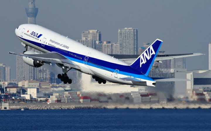 楽天市場 絵画風 壁紙ポスター はがせるシール式 Ana ボーイング 777 300 773a 05年運用開始 全日空 Boeing キャラクロ 77 006w1 ワイド版 921mm 576mm 建築用壁紙 耐候性塗料 インテリア レアルインターショップ
