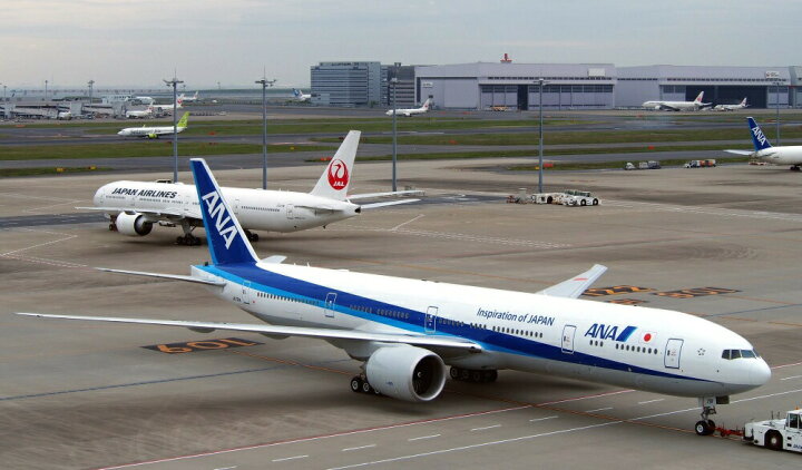 楽天市場 絵画風 壁紙ポスター はがせるシール式 Ana Jal ボーイング 777 300er 773b 15年運用開始 全日空 日本航空 Boeing キャラクロ 77 007s1 9mm 576mm 建築用壁紙 耐候性塗料 インテリア レアルインターショップ