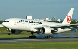 絵画風 壁紙ポスター (はがせるシール式) JAL ボーイング 777-200 (772A) 1996年運用 日本航空 キャラクロ B777-010W1 (ワイド版 921mm×576mm) ＜日本製＞ ウォールステッカー お風呂ポスター