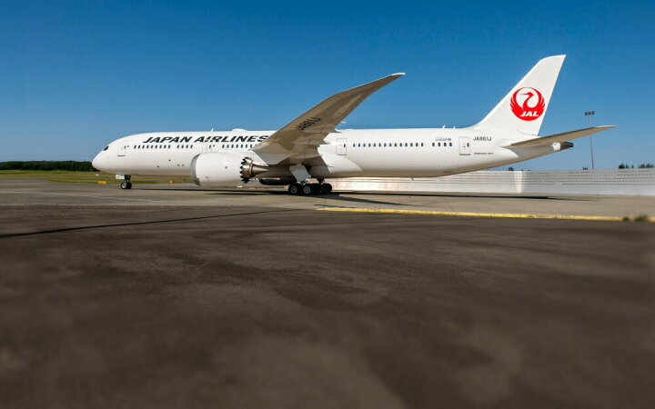 楽天市場 絵画風 壁紙ポスター はがせるシール式 Jal ボーイング 787 9 ドリームライナー Ja861j 15年運航開始 次世代中型ジェット旅客機 Boeing キャラクロ 87 030w1 ワイド版 921mm 576mm 建築用壁紙 耐候性塗料 インテリア レアルインターショップ