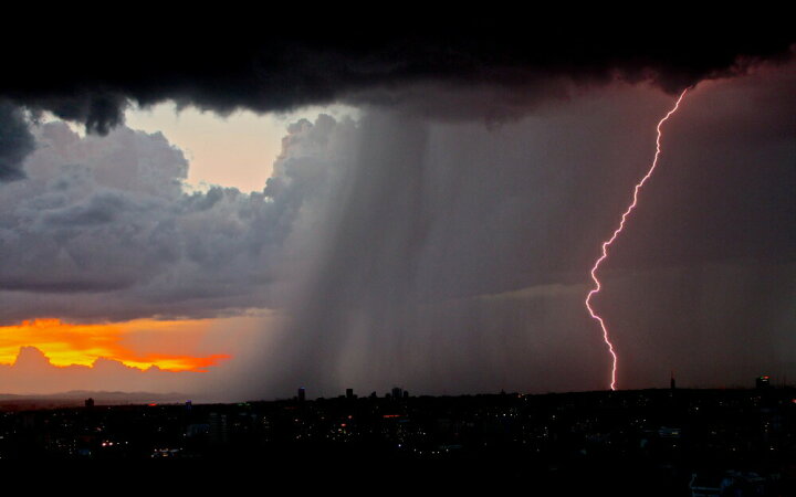 楽天市場 絵画風 壁紙ポスター はがせるシール式 稲妻 イナズマ 雷 ゲリラ豪雨 雷雲 夕焼け エナジー パワー キャラクロ Sthd 021w1 ワイド版 921mm 576mm 建築用壁紙 耐候性塗料 インテリア レアルインターショップ