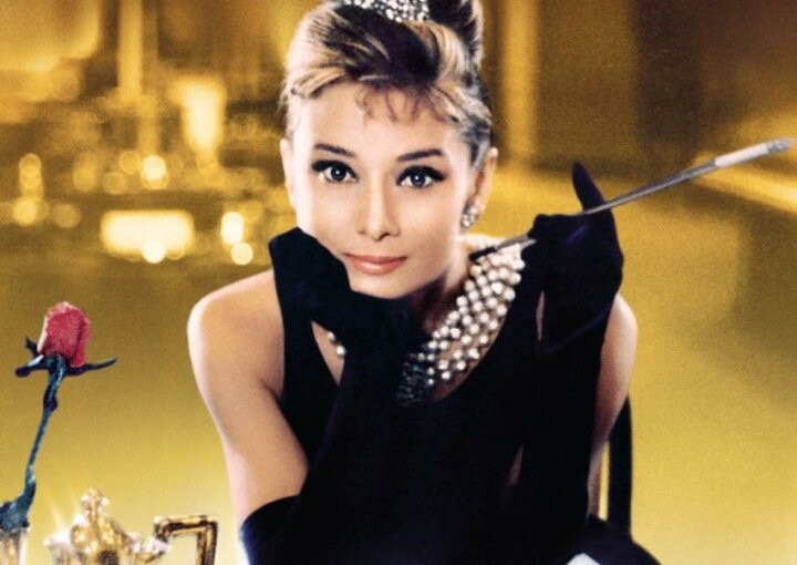 楽天市場 絵画風 壁紙ポスター はがせるシール式 オードリー ヘップバーン ティファニーで朝食を 1961年 キャラクロ Ahb 005a1 A1版 0mm 585mm 日本製 ウォールステッカー お風呂ポスター レアルインターショップ