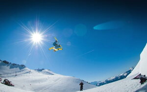 絵画風 壁紙ポスター (はがせるシール式) スノーボード フリースタイル スノーボードクロス エア ジャンプトリック 雪 キャラクロ SNWB-005W2 (ワイド版 603mm×376mm) <日本製> ウォールステッカ