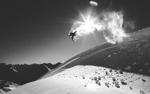 絵画風 壁紙ポスター (はがせるシール式) スノーボード フリースタイル スノーボードクロス エア ジャンプトリック 雪 キャラクロ SNWB-014W1 (ワイド版 921mm×576mm) <日本製> ウォールステッカ