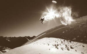 絵画風 壁紙ポスター (はがせるシール式) スノーボード フリースタイル スノーボードクロス エア ジャンプトリック 雪 セピア キャラクロ SNWB-015W2 (ワイド版 603mm×376mm) <日本製> ウォール