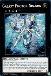 �V�Y�� MP24-EN070 ��͌��q�� Galaxy Photon Dragon (�p��� 1st Edition �X�^�[���C�g���A) 25th Anniversary Tin�FDueling Mirrors Mega Pack