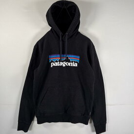古着 パタゴニア patagonia パーカー ビッグロゴプリント レギュラーフィット マフポケット フード紐 フーディー S ブラック メンズ 【中古】