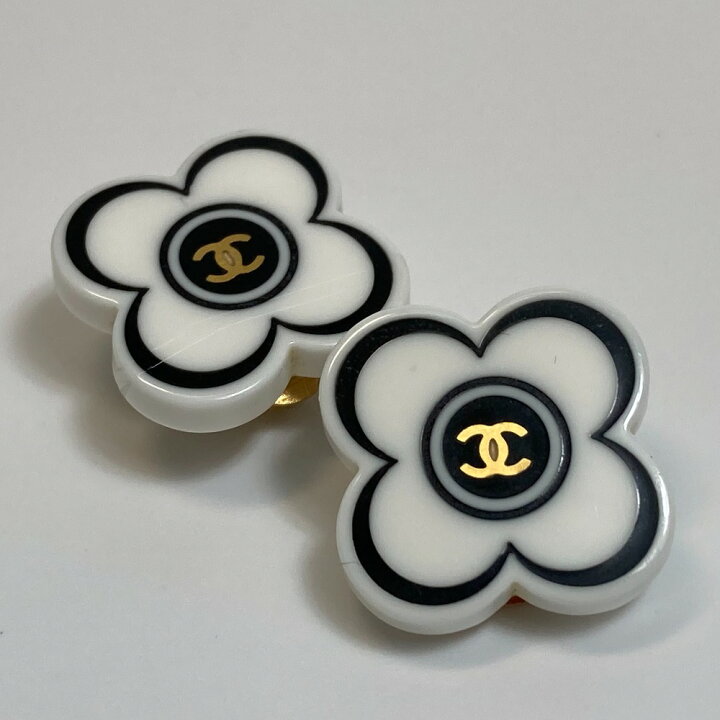 CHANEL - シャネル カメリア ピアス プラスチック 【中古】の通販 by  