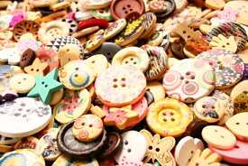 あるだけ売り切りチャンス！ウッドボタンミニ福袋おまかせ50g 改リニューアル版木製手芸ボタン福袋プチパック！プリントボタンを中心にウッドボタンミニセット　※画像はイメージです