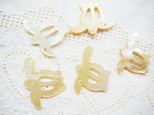 ݌ɏ܂܂ǉIVFp[c 1 iCTfUCjLkōꂽI[nhCh̃VFJ{V |ANZT[̃`[tp[cɁ^36mm×27mm