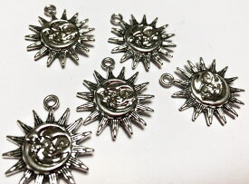 売切り　1個メタルチャーム太陽と月型アクセサリーパーツ29mm×24mm