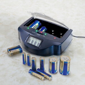 乾電池充電器 マルチ・チャージャー 使い捨て乾電池 アルカリ乾電池 ニッカド充電池 ニッケル水素充電池 安全装置付き 全サイズ同時充電可能 単1 単2 単3 単4 液晶ディスプレイ付き 防災対