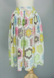 六角形でデザインされた花柄ロングスカート(オフホワイト)（夏）レディース 女性 ボトムス 5分丈 7分丈 ミディ丈 ミディアム丈 タイト マルチカラー