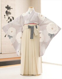 【レンタル】袴レンタル 小学生 女の子 小学校卒業式 h0720 選べる袴サイズ フルセット ジュニア 着物レンタル 卒業袴 12歳 13歳 6年生 女子 人気 レトロ かわいい 発表会 イベント フォトブックプレゼント 2024 百華 くすみ紫に慶び吉祥華×クリーム袴