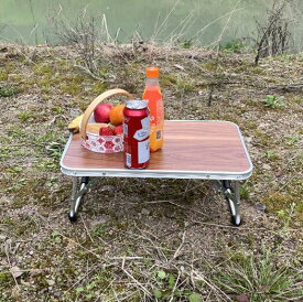 【送料無料】折りたたみ式の小さなテーブル ピクニックテーブル キャンプテーブル パソコンデスク ベッド上のパソコンデスク キャンプテント用の小さなローテーブル