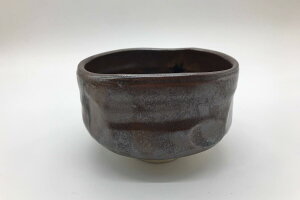 【作家物/初代春鼎(しょだいしゅんてい)作】【瀬戸焼/せとやき/せともの】【抹茶/茶碗】【新品/多少難あり/小傷等あり】【故人の為木箱の箱書き無し】鉄釉流し抹茶碗