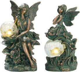 2つの妖精 ガーデン彫刻セット ソーラーパワーライト付 ガラスボール付き屋外彫像 緑青ブロンズ風(輸入品