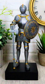 中世の武器庫 斧と丸い盾を持った勇敢な騎士甲冑彫像、紋章付 ロイヤル・ライオンの盾と斧 贈り物(輸入品