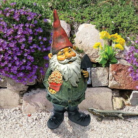贈り物の花鉢を持ったガーデン・ノーム小人（タゴベルト）の彫像 置物コレクション 庭園彫刻 芝生 玄関 エントランス 贈り物 輸入品