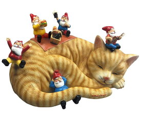 眠っている猫の上でピクニックする ノームたち -インテリア ペットショップ 獣医 老人ホーム 幼稚園 保育園 プレゼント お祝い（輸入品）
