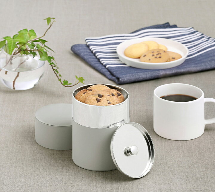 特典付きキャニスター 保存缶 蓋付き コーヒー 紅茶 保存容器 密閉 茶筒 茶缶 抹茶 茶葉入れ 砂糖入れ お菓子入れ 小物入れ 丸型 食品収納 ストッカー 収納 日本製 見せる収納 サニタリー モヘイム ギフト 調味料 Mサイズ送料無料[ MOHEIM TIN ... 特典付きキャニスター 保存缶 蓋付き コーヒー 紅茶 保存容器 密閉 茶筒 茶缶 抹茶 茶葉入れ 砂糖入れ お菓子入れ 小物入れ 丸型 食品収納 ストッカー 収納 日本製 見せる収納 サニタリー モヘイム ギフト 調味料 Mサイズ送料無料[ MOHEIM TIN ...