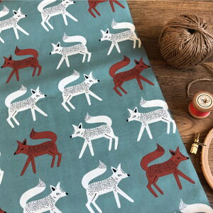  vgny10cmPʂ̐ؔzART GALLERY FABRICS@Sneaky Little Foxes / USARbg@CAP-C-9000-AGF