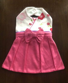 可愛らしい袴風スタイ　キッズ、ベビー　女の子用　よだれがけ　ピンク　タイプ2