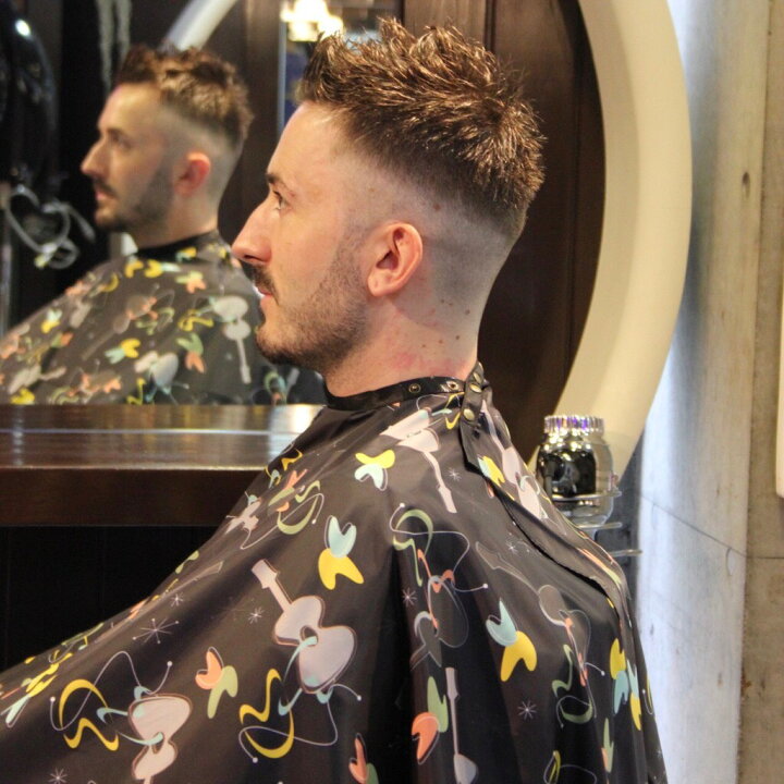 楽天市場 Sale カットクロス Gbbc105 袖なし アトミック ギター ブラック 理容室 美容室 床屋 Barber お洒落 刈布 真鍮ホック マジックテープ ケープ 散髪用 かっこいい プロ 業務用 バーバー Royal Knight Tokyo 楽天市場店