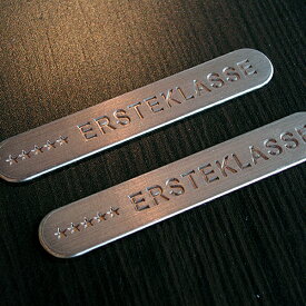 KENSTYLE ケンスタイル 【 ERSTEKLASSE プレートセット 】≪ 2枚1セット アルミ製 サイズ 90mmx15mm ヘアライン調カラー 裏側 両面テープ付 ≫