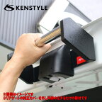 【 NV350キャラバン 型式 E26 年式 H24/6- ナローボディ用 】 KENSTYLE ケンスタイル 【 リアゲートクローズバー ≪ サイドカバーセット仕様 ≫】≪ バー部：ステンレス製 本体：スチール製カチオン塗装仕上げ ≫