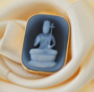 守護本尊 お守り 仏様 カメオ 干支 十二支 メノウカメオ K18 金 仏像 イエローゴールド ピンブローチ ブローチ 長寿お祝い 誕生日 般若心経 高級感 上品 オーダー受注品 おしゃれ 男女兼用 贈