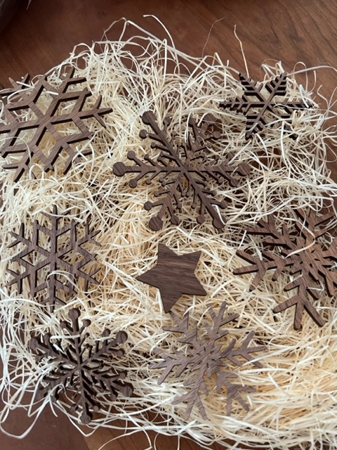 シンプルで飽きのこない毎年飾れるオーナメントです ^^ 壁に貼って飾るタイプです 【美品】 人気のスノーフレークのNEWバージョンです 只今2SET在庫あります NEW スノーフレークとスターのオーナメント8点SET 流行に クリスマスオーナメント クリスマス 雪の結晶 ツリ－ スノー シンプル かわいい 木製 木 フレーク オーナメント おしゃれ