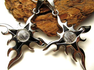 ●【激安宣言】【ギベオン フレア型彫刻 ペンダントトップ】縦約53mm 1個売りメテオライト 隕石【ナミビア・ハルダブ州産】【geki-met1D14】