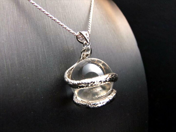 楽天市場】○シルバー【天然水晶を抱えた白蛇 ペンダントトップ  