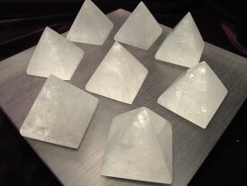 【ホワイトカルサイト ピラミッド】【重さ約130g-140g】強力な浄化の石