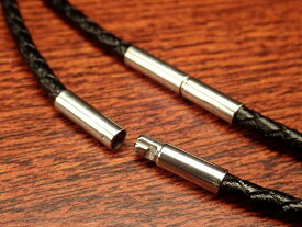 ●【クールな革紐ネックレス(編み革紐) ブラック】長さ50cm 幅約2.8mm、金具部分 太さ約3.5mm ペンダントトップの相方 取り外し簡単 男性にも女性にも 革紐 パワーストーン 天然石