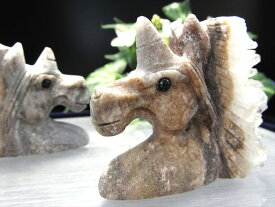 ●手乗りサイズ！【メノウ(瑪瑙) ユニコーン 彫刻置物】幅約50mm-70mm前後 重さ約40g-70g前後 一角獣 人間関係の修復 強力な邪気払い、魔除けの石 ユニコーンモチーフのパワーストーン彫刻 パワーストーン 天然石