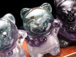 商売繁盛や良縁【マルチカラー フローライト 招き猫 彫刻置物】1個売り 高さ約5cm 発想力や思考力を高めてくれる石 細部まで彫り込まれた縁起物 動画あり【アメリカ産】