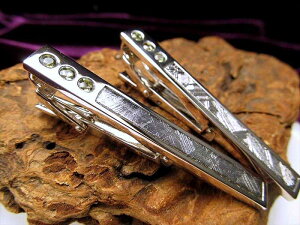 【激安宣言】【ギベオン タイピン メテオライト(隕石)】 SILVER925 全長約56mm 1個売り 極上モルダバイト装飾【ナミビア・ハルダブ州産】【geki-met2F45】