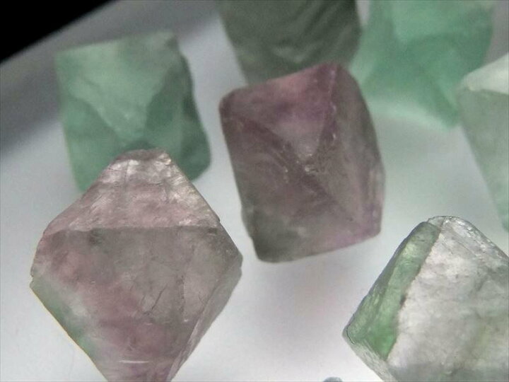楽天市場】○さまざまな大きさの結晶【つやつや フローライト 8面体結晶 MIXカラー】たっぷり100gセット【結晶の大きさは幅約12mm-30mm】【 ブラジル産】※2022年8月入荷の画像へ変更済み。【sa-】 : ComRose 楽天市場】○さまざまな大きさの結晶【つやつや フローライト 8面体結晶 MIXカラー】たっぷり100gセット【結晶の大きさは幅約12mm-30mm】【 ブラジル産】※2022年8月入荷の画像へ変更済み。【sa-】 : ComRose