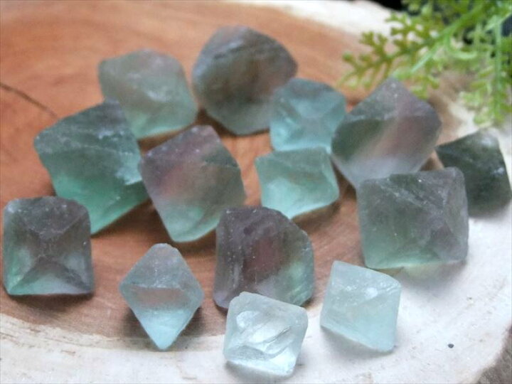 楽天市場】○さまざまな大きさの結晶【つやつや フローライト 8面体結晶 MIXカラー】たっぷり100gセット【結晶の大きさは幅約12mm-30mm】【 ブラジル産】※2022年8月入荷の画像へ変更済み。【sa-】 : ComRose 楽天市場】○さまざまな大きさの結晶【つやつや フローライト 8面体結晶 MIXカラー】たっぷり100gセット【結晶の大きさは幅約12mm-30mm】【 ブラジル産】※2022年8月入荷の画像へ変更済み。【sa-】 : ComRose