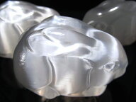 売切り【セレナイト(透石膏)雪兎(ウサギ)彫刻置物】最大幅約8cm 1個売り 干支 縁起物 雪うさぎモチーフ …