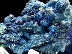 深く濃いブルーのアズライト【アズライトマラカイト (アズロマラカイト)原石 専用アクリル台座付き】最大幅90mm 重さ329g キラキラ光沢結晶 心身の癒し・強力なヒーリング効果を持つ石 藍銅