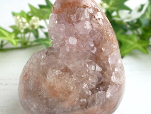 ピンク色の紫水晶【ピンクアメジスト クラスター原石】重さ154g ピンクアメジストが放つ温かな癒しの波動 ハートに静かに響く 優しい調べ 2月誕生石 一点物【ブラジル産】
