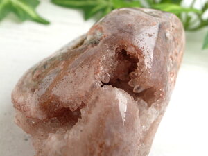 ピンク色の紫水晶【ピンクアメジスト クラスター原石】重さ155g ピンクアメジストが放つ温かな癒しの波動 ハートに静かに響く 優しい調べ 2月誕生石 一点物【ブラジル産】