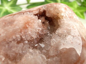 ピンク色の紫水晶【ピンクアメジスト クラスター原石】重さ122g ピンクアメジストが放つ温かな癒しの波動 ハートに静かに響く 優しい調べ 2月誕生石 一点物【ブラジル産】