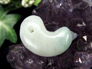 ●安心の原産地証明書付属【糸魚川翡翠(硬玉)勾玉(まがたま)】石サイズ約23.5mm 重さ5.2g 世界最古の翡翠「糸魚川翡翠」 日本の国石 5月の誕生石 専用桐箱付 極上1点物【新潟県 糸魚川産】